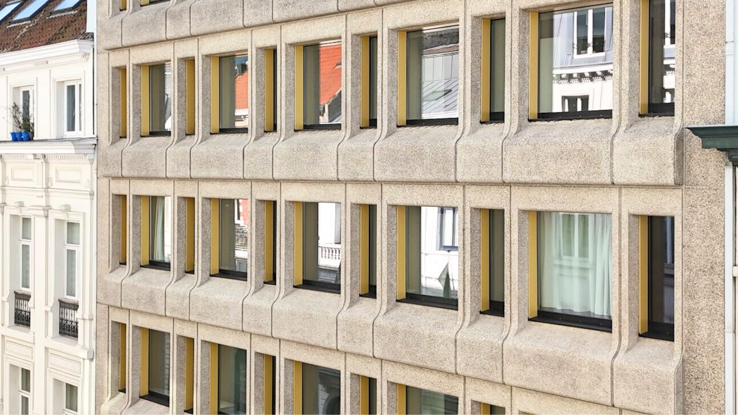 Nettoyage au laser de la façade en ciment dans le centre de Brusseles 2