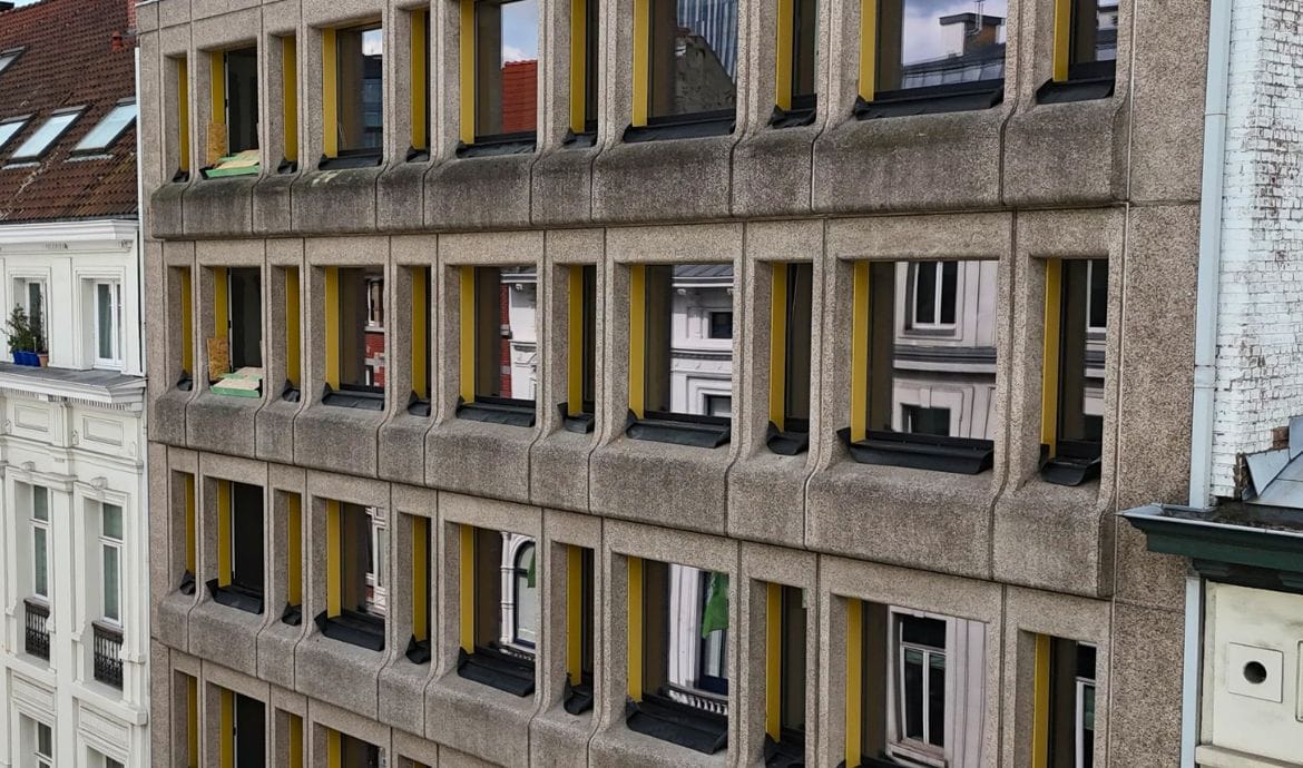 Nettoyage au laser de la façade en ciment dans le centre de Brusseles